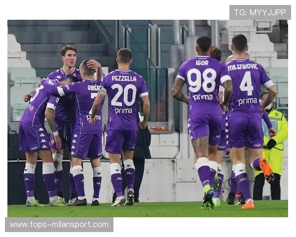 佛罗伦萨边路组合在训练场疯狂加练传切