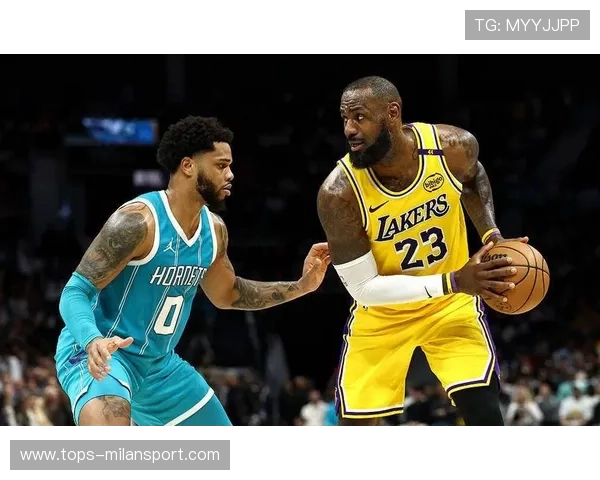 安东尼·戴维斯抢下关键篮板，湖人内线完全压制——硬朗内线力量的胜利解码